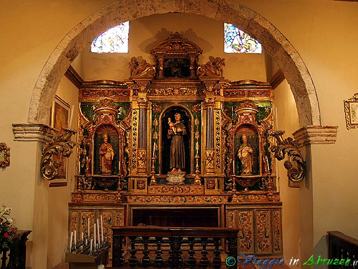 23-P6161090+.jpg - 23-P6161090+.jpg - Altare ligneo di una cappella laterale della chiesa parrocchiale di S. Pietro (XVI sec.).